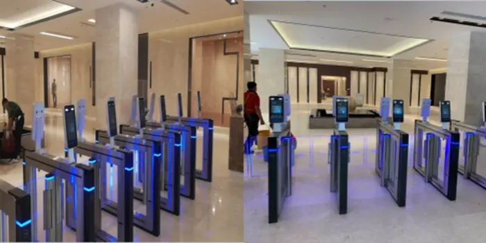 Instalación de pasillos de acceso peatonal con terminales de reconocimiento facial Dahua en un lobby empresarial.