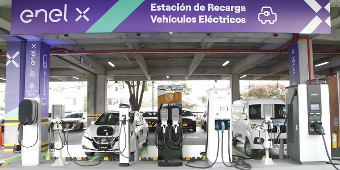 Estación de recarga Enel X con varios cargadores para vehículos eléctricos en Colombia