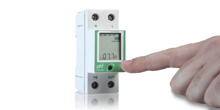 Monitor digital de resistencia de bucle de tierra G-CHECK de Cirprotec montado en riel DIN, mostrando una lectura en pantalla de 07.7 ohmios y estado EARTH OK tras activación manual