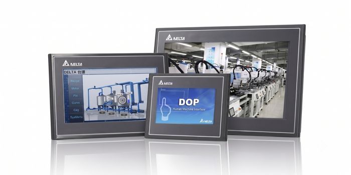 Tres pantallas HMI industriales DELTA DOP con interfaz gráfica de usuario para monitorización de procesos y control de tanques en automatización. 