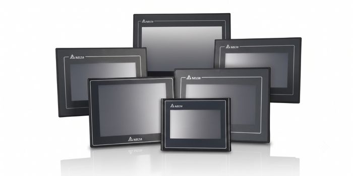 Variedad de tamaños de pantallas táctiles HMI industriales DELTA para montaje en tableros eléctricos de control. 
