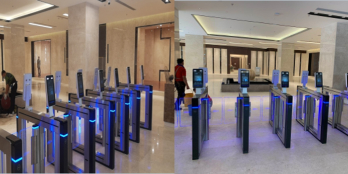 Instalación de pasillos de acceso peatonal con terminales de reconocimiento facial Dahua en un lobby empresarial. 