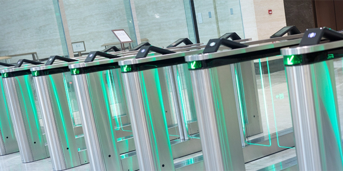 solución de control de acceso Dahua con Pasillos en lobby empresarial